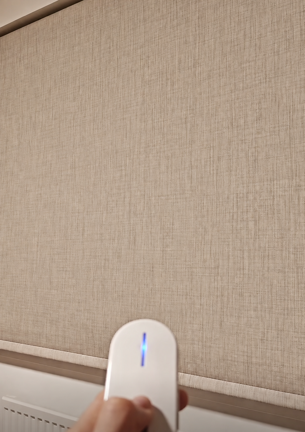 Motorised roller blind operated by remote control